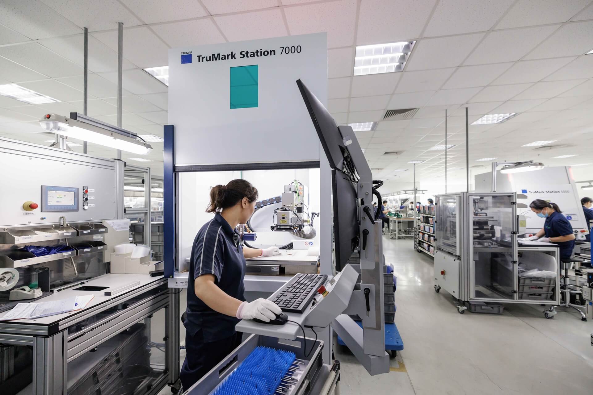 Auch im chinesischen Suzhou markiert Aesculap seine Produkte nun teilweise mit Ultrakurzpulslasern.