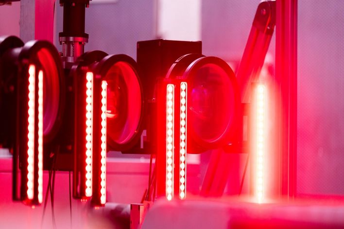 Einer von Webastos Lasertricks: Scanner werfen   ultrakurze Laserpulse auf eine dünne Schicht und tragen   sie ab.