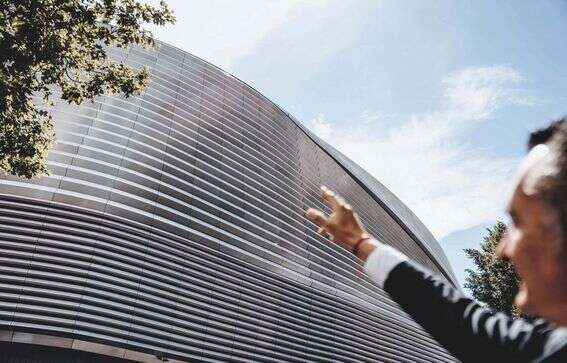 Julián Jiménez Barroso mit Real Madrid Emblem