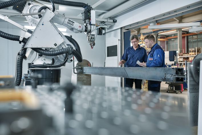 Zwei Männer an Laserschweißmaschine.