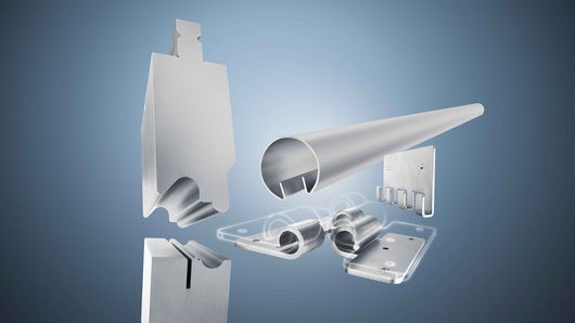 3D-Darstellung von Metallbiegematrizen und Werkzeugen für die Blechbearbeitung vor einem blau-grünen Hintergrund