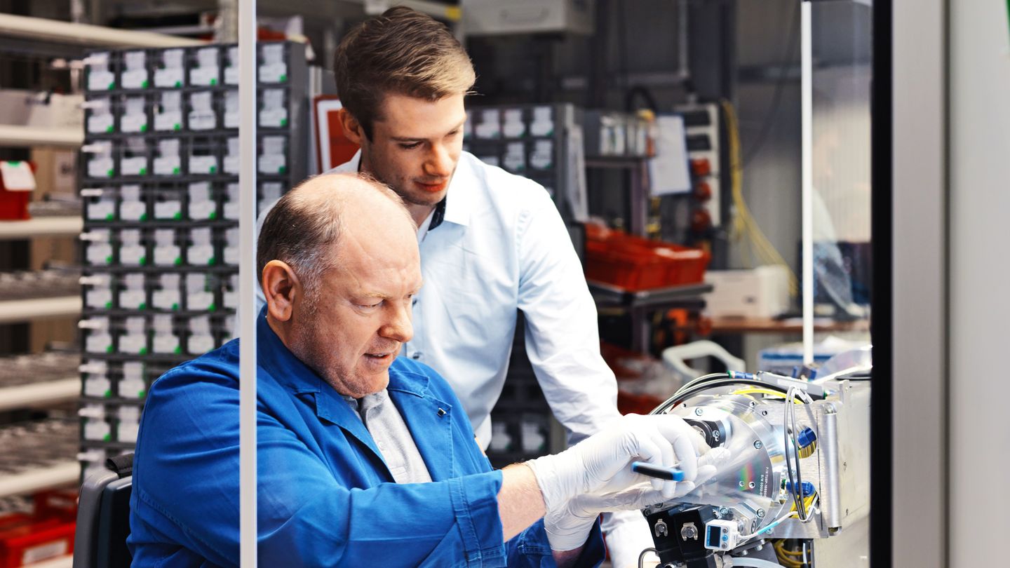 a student at TRUMPF with a professional at the shop-floor