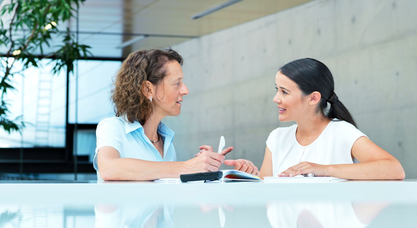 两位女性员工正在通快交谈