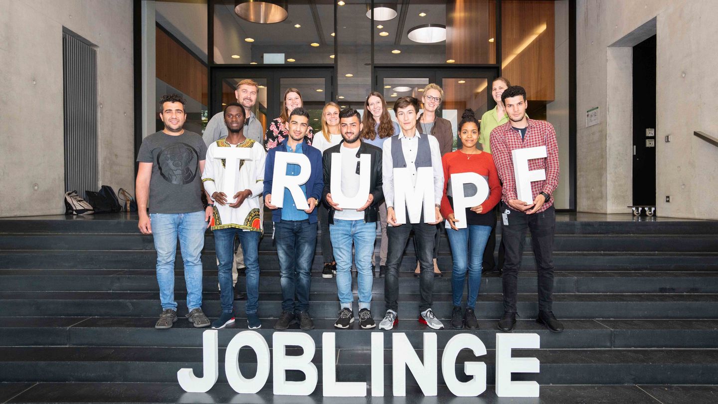 通快 Joblinge 站在楼梯上，合影