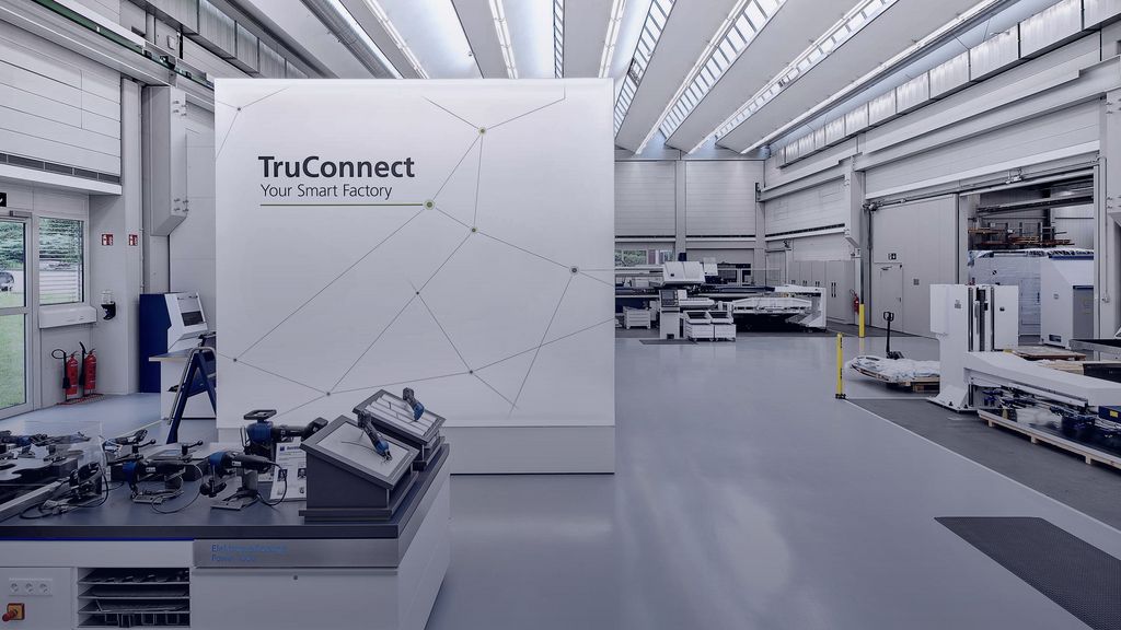 位于迪钦根悬有 TruConnect 横幅的通快展示厅