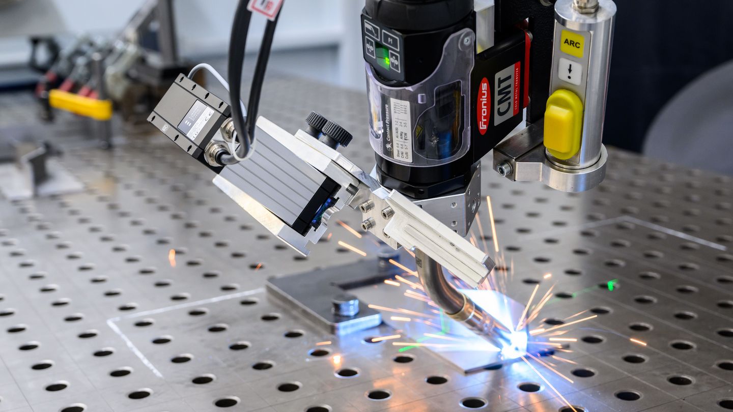 Robot-welds-component