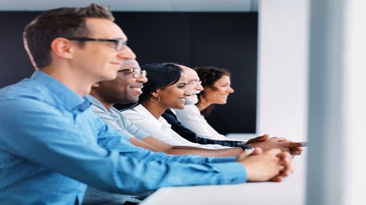 通快员工们正坐成一排大笑