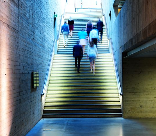 通快员工们正在上楼