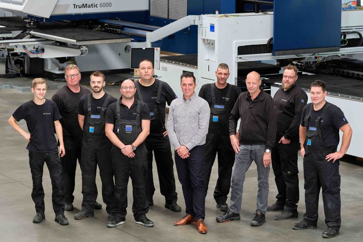 二手机器团队合影