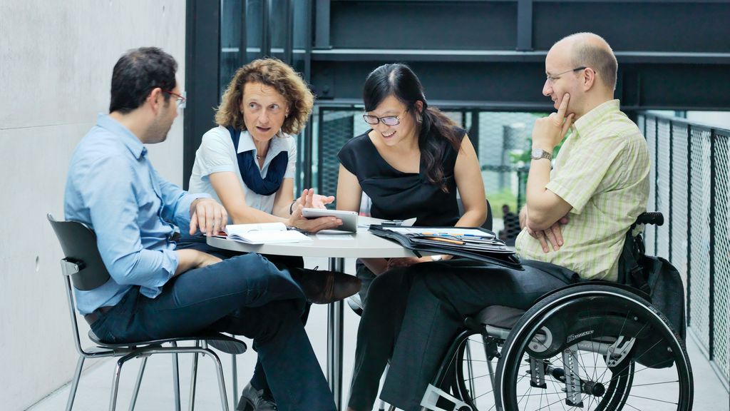 通快员工坐在桌旁交谈