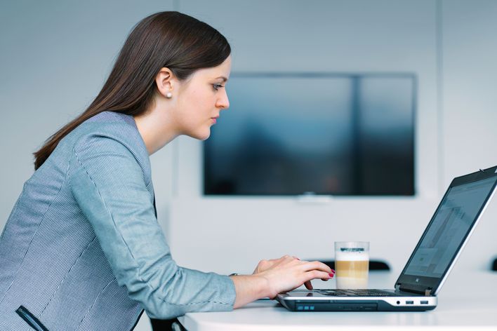 A TRUMPF employee working with a notebook