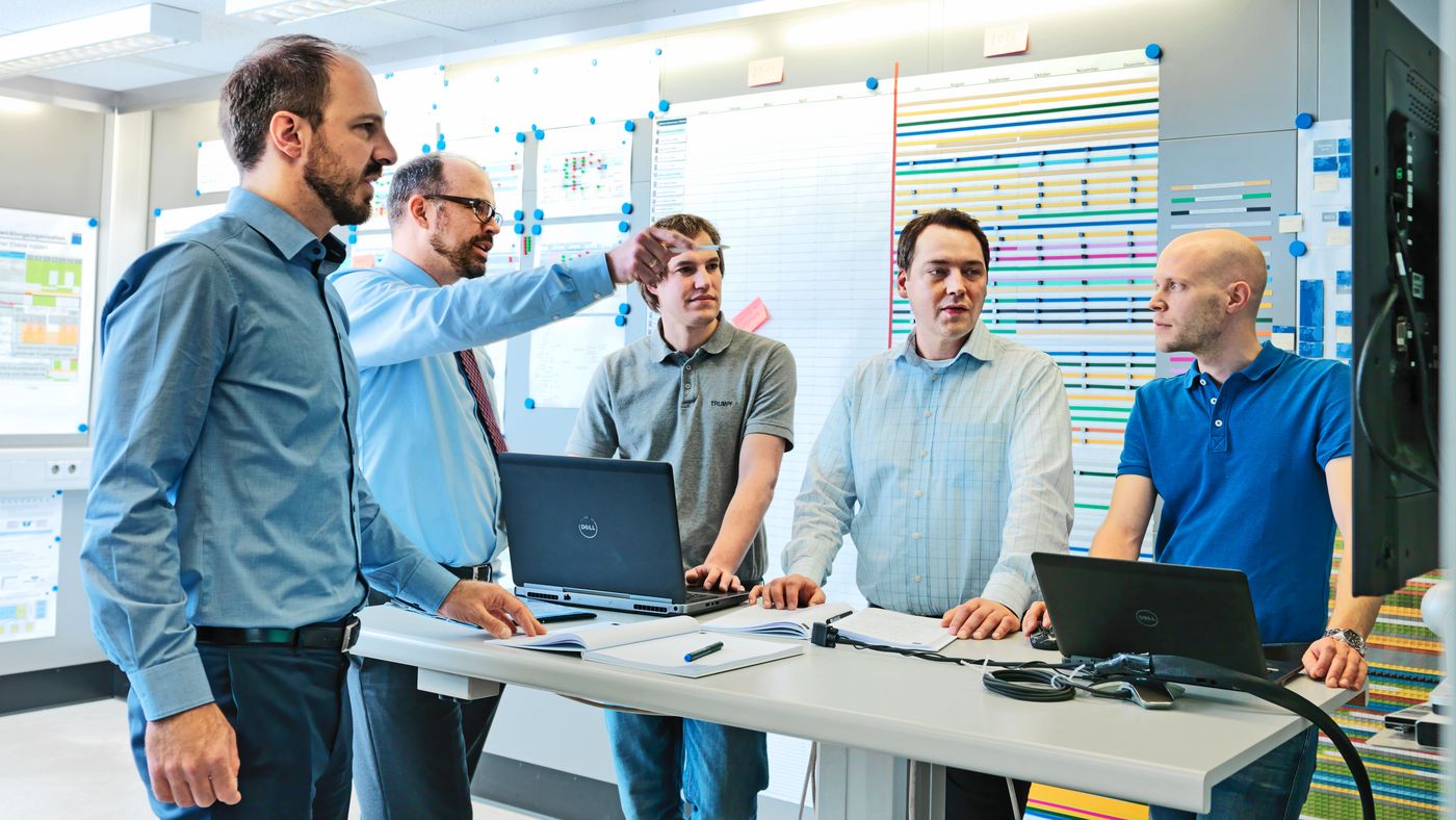 研发部的通快同事们正在讨论项目