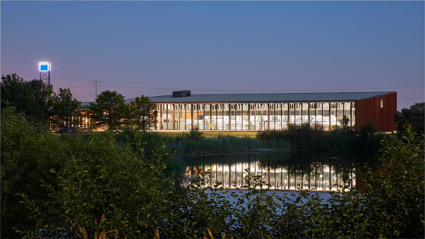 夜间的芝加哥智能工厂