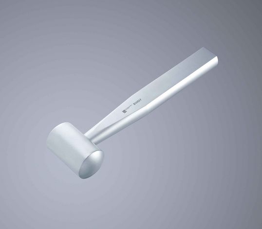 Lasermarkierter UDI Code auf medizinischem Hammer, TRUMPF Blackmarking mit TruMark Beschriftungslaser 