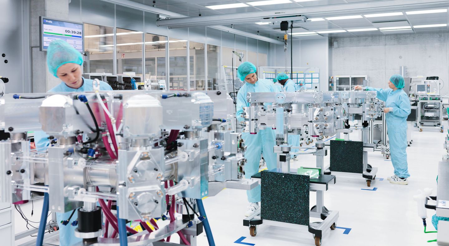 TRUMPF employees working in the clean room at the laser resonator assembling