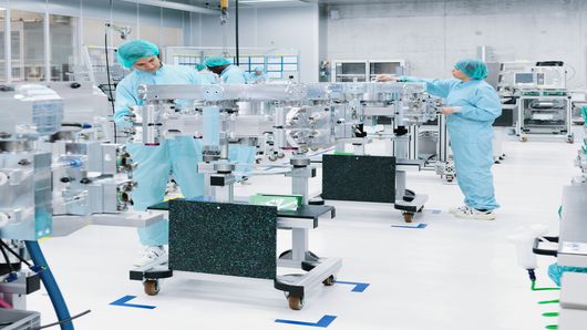 TRUMPF employees working in the clean room at the laser resonator assembling