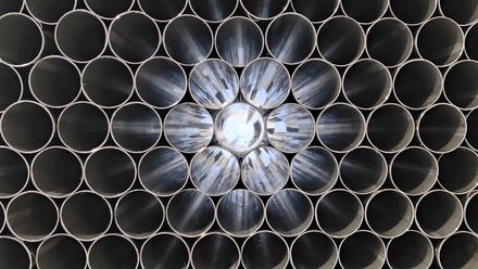 Eine Wand voller gestapelter Rohre