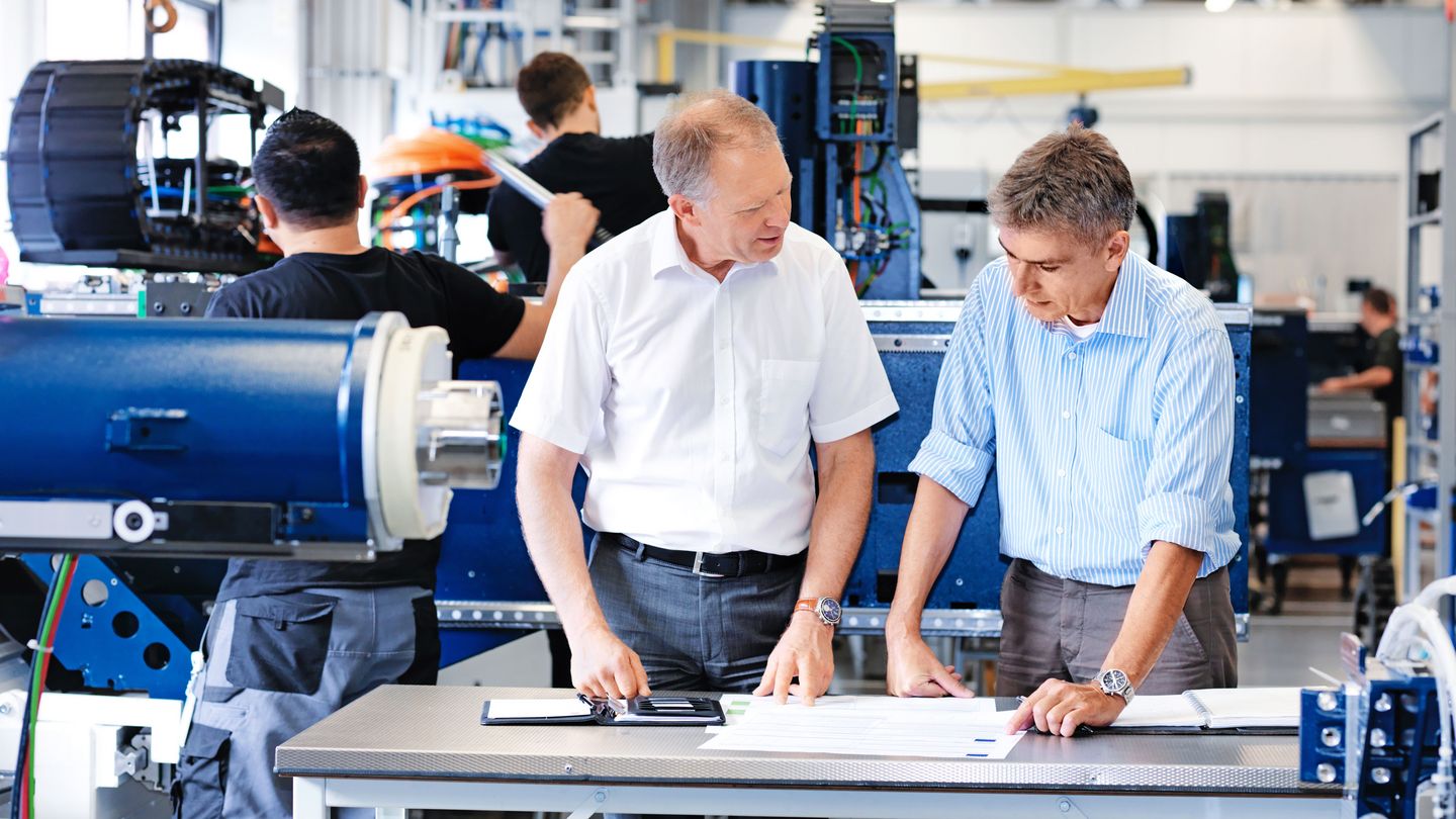 TRUMPF employees talking about quality with the help of a worksheet used in A3 problem solving methodology