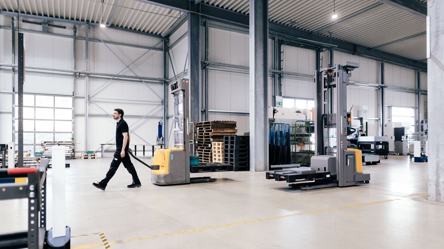 Mitarbeiter-transportiert-Material_employee-transports-material