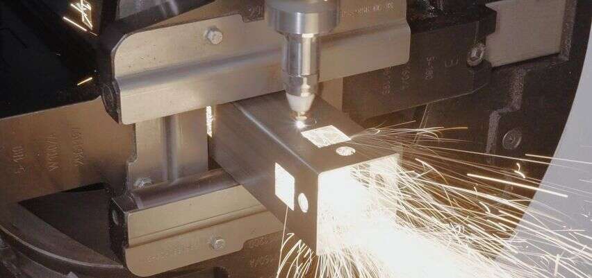 Quadratisches Metallrohr wird mit dem Laser geschnitten