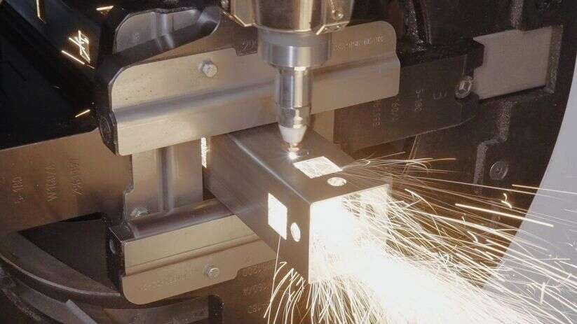 Quadratisches Metallrohr wird mit dem Laser geschnitten