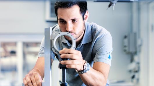 通快员工正在测试一个组件