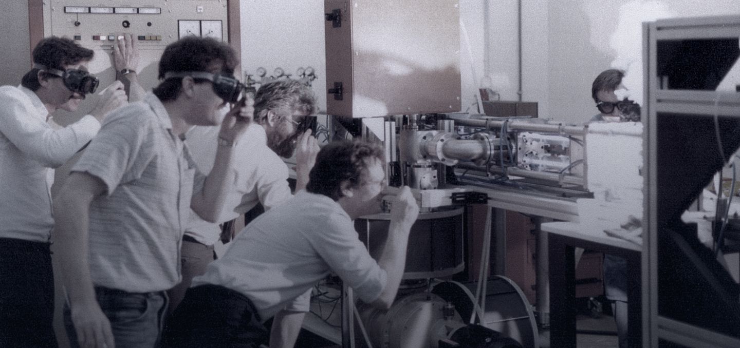 historical picture showing laser development in the 1980s at TRUMPF
