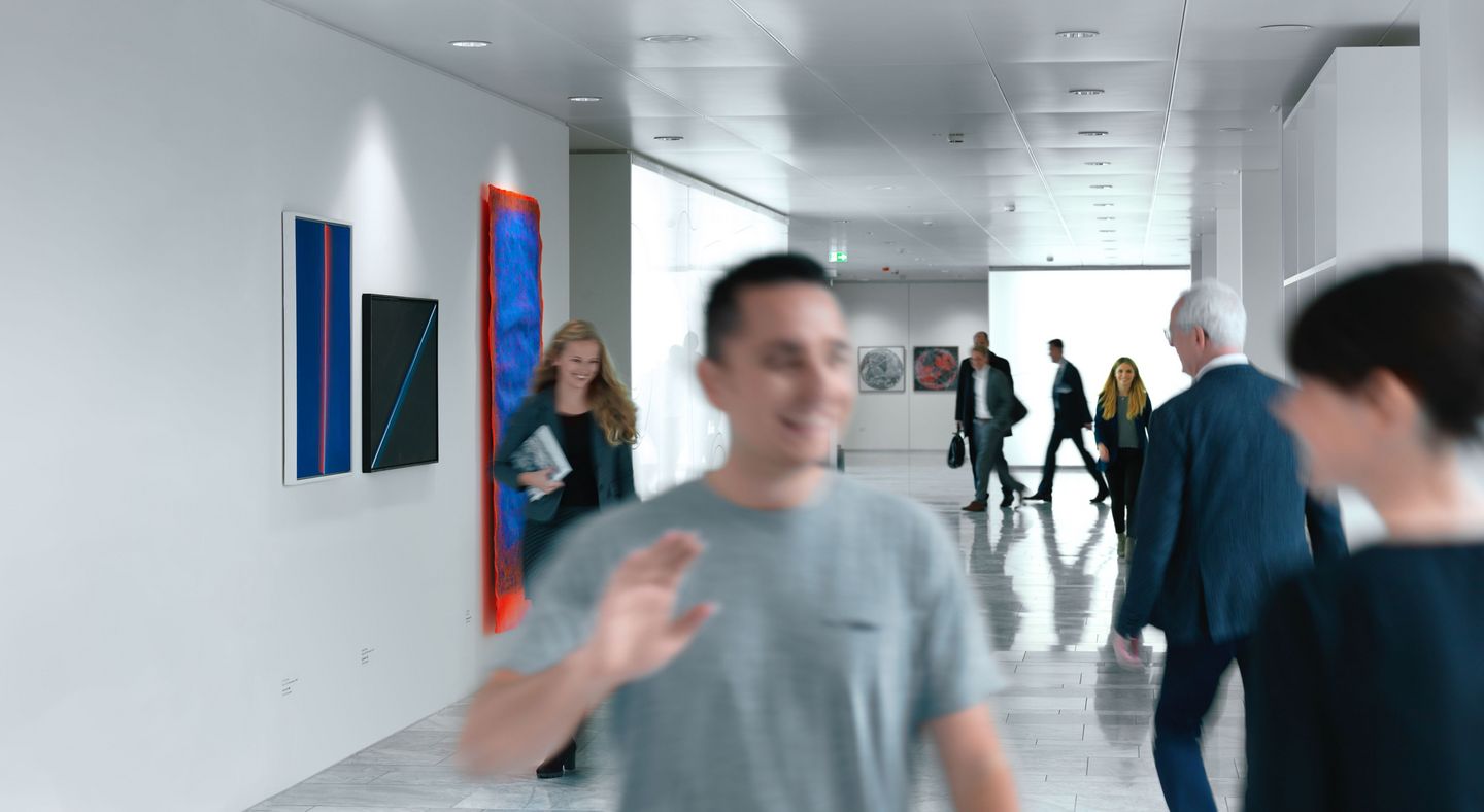 在通快人们在奔忙中互相问候