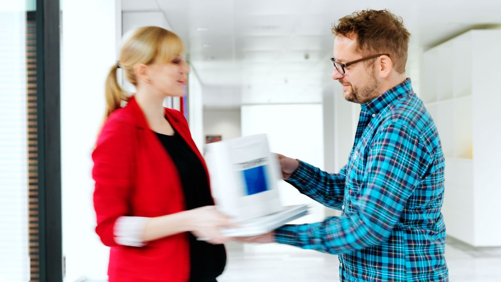 通快员工们正在彼此交流