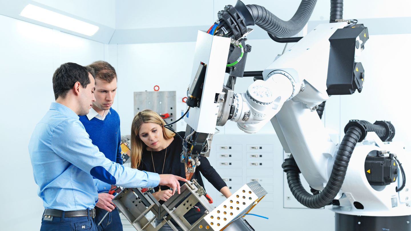 Some students at TRUMPF talking about a machine