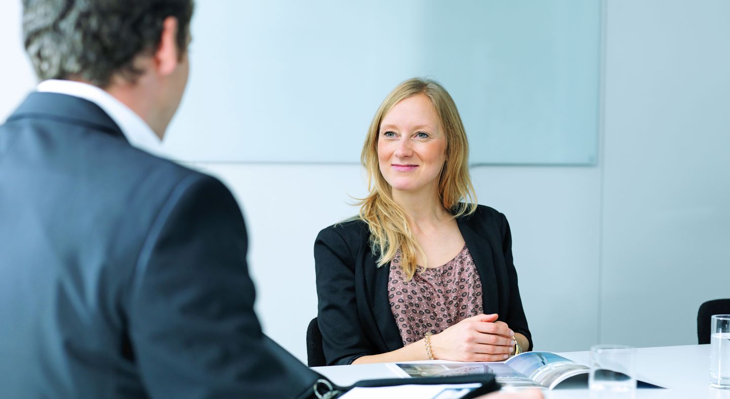 通快迪琴根公司的求职面试，展示了求职者和人力资源部门的员工