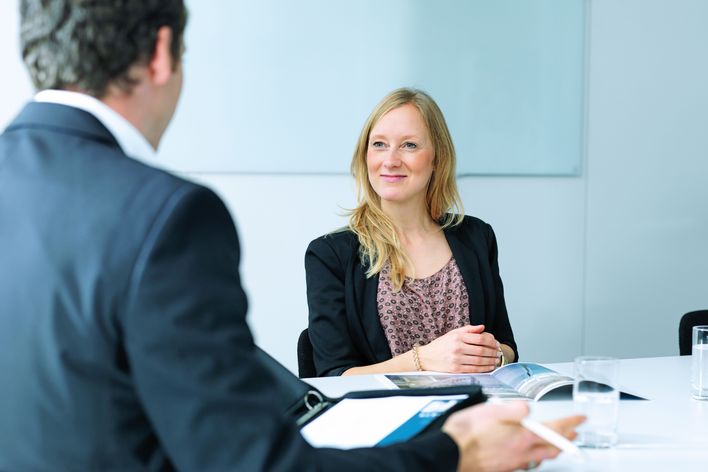 通快迪琴根公司的求职面试，展示了求职者和人力资源部门的员工