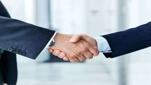 People at TRUMPF shaking hands