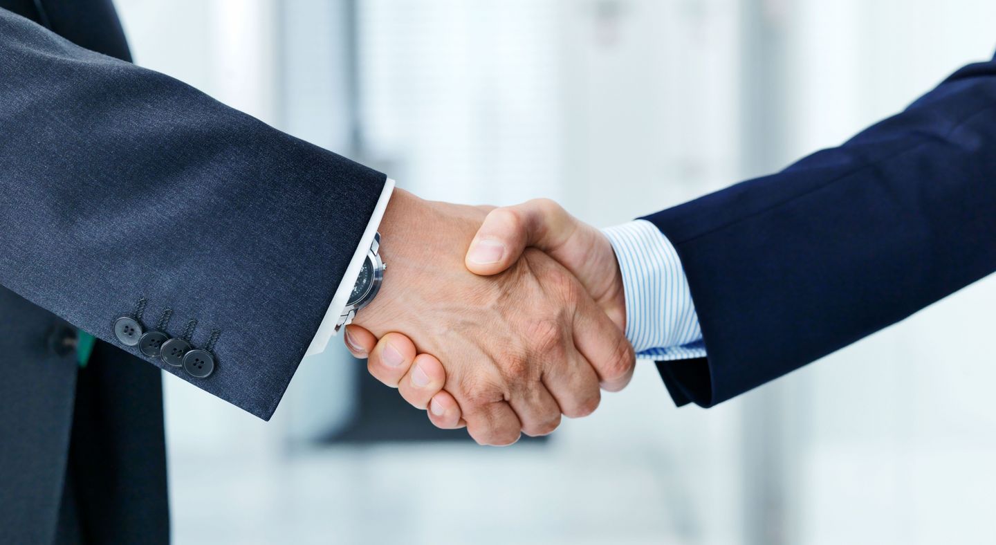 People at TRUMPF shaking hands