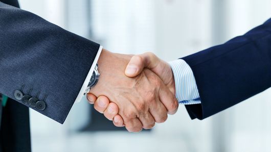 People at TRUMPF shaking hands