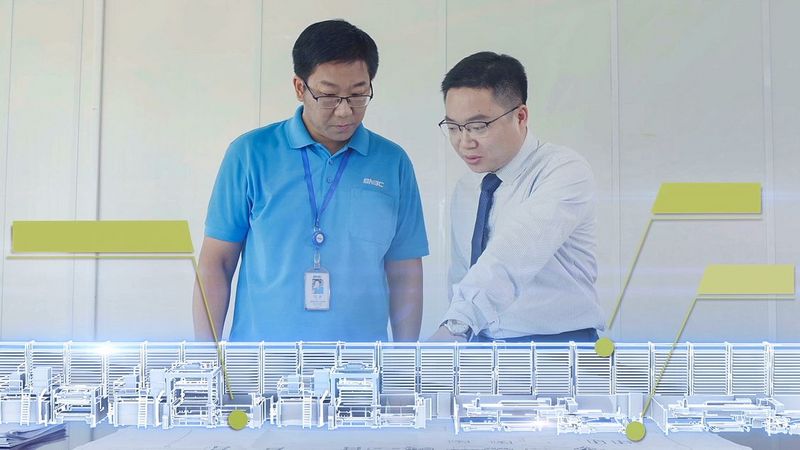 微型模型生产线前的同事