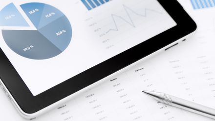 显示一些图表的平板移动设备