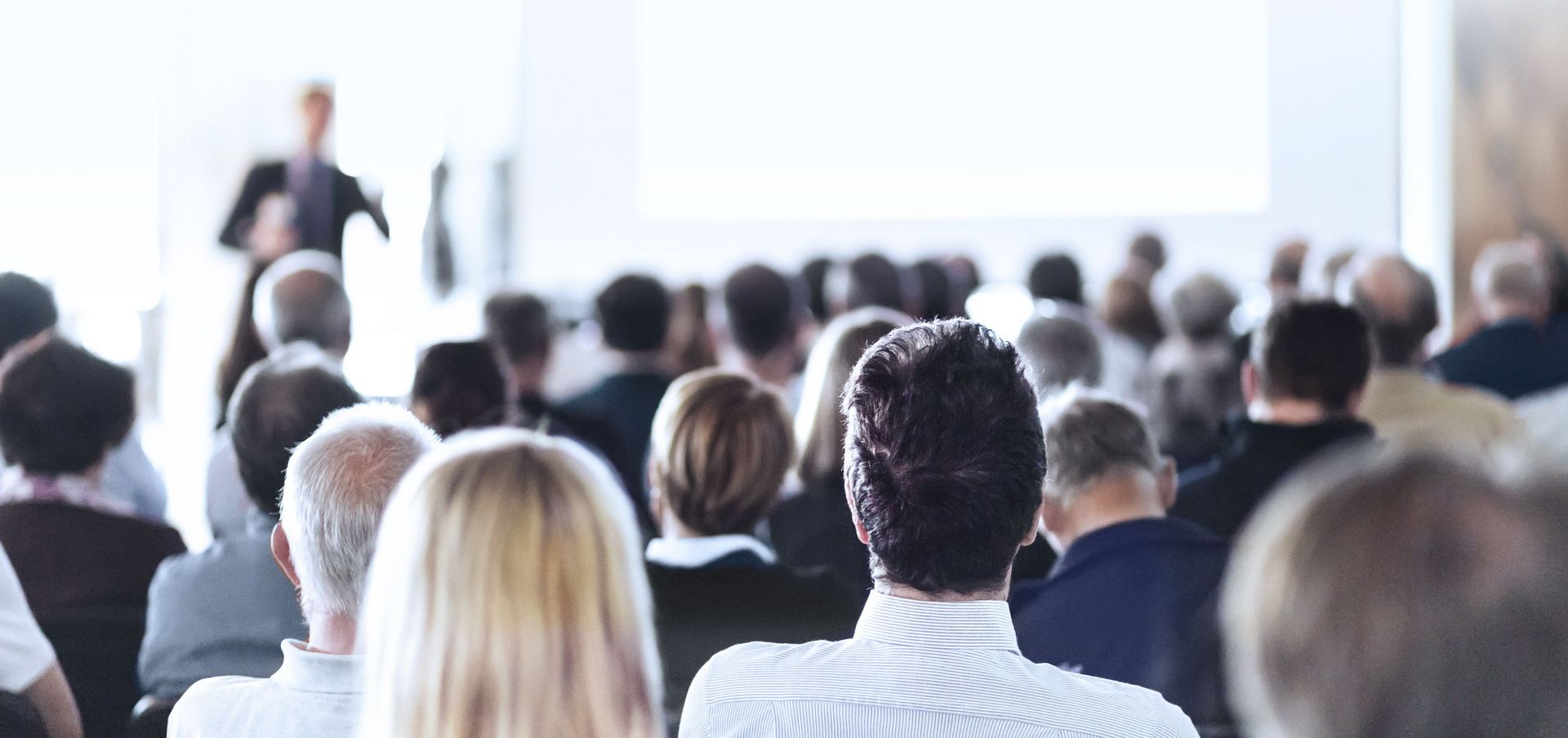 Sprecher hält Vortrag vor einem Publikum