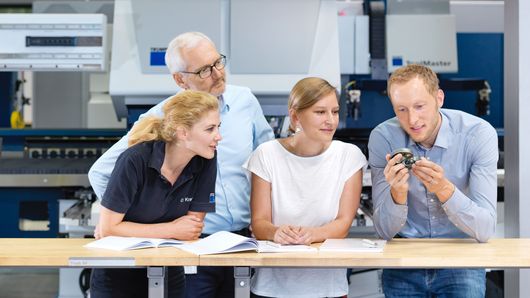 通快员工们正在讨论样件