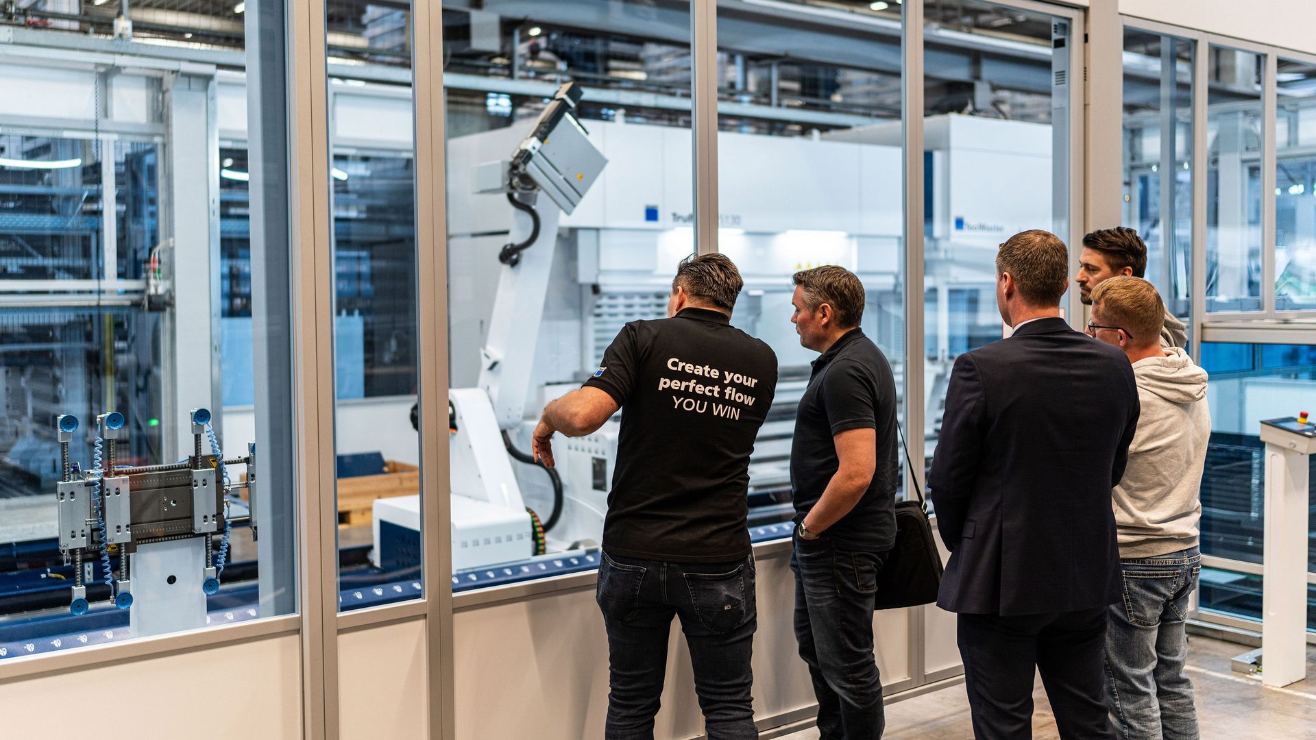 TRUMPF Mitarbeiter zeigt Kunden einen BendMaster