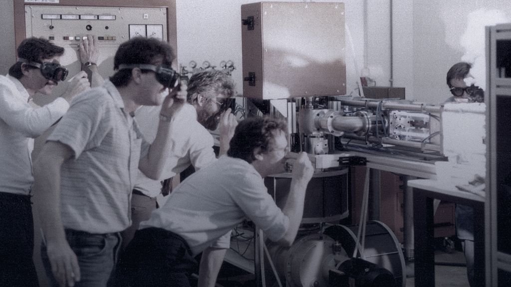 historical picture showing laser development in the 1980s at TRUMPF