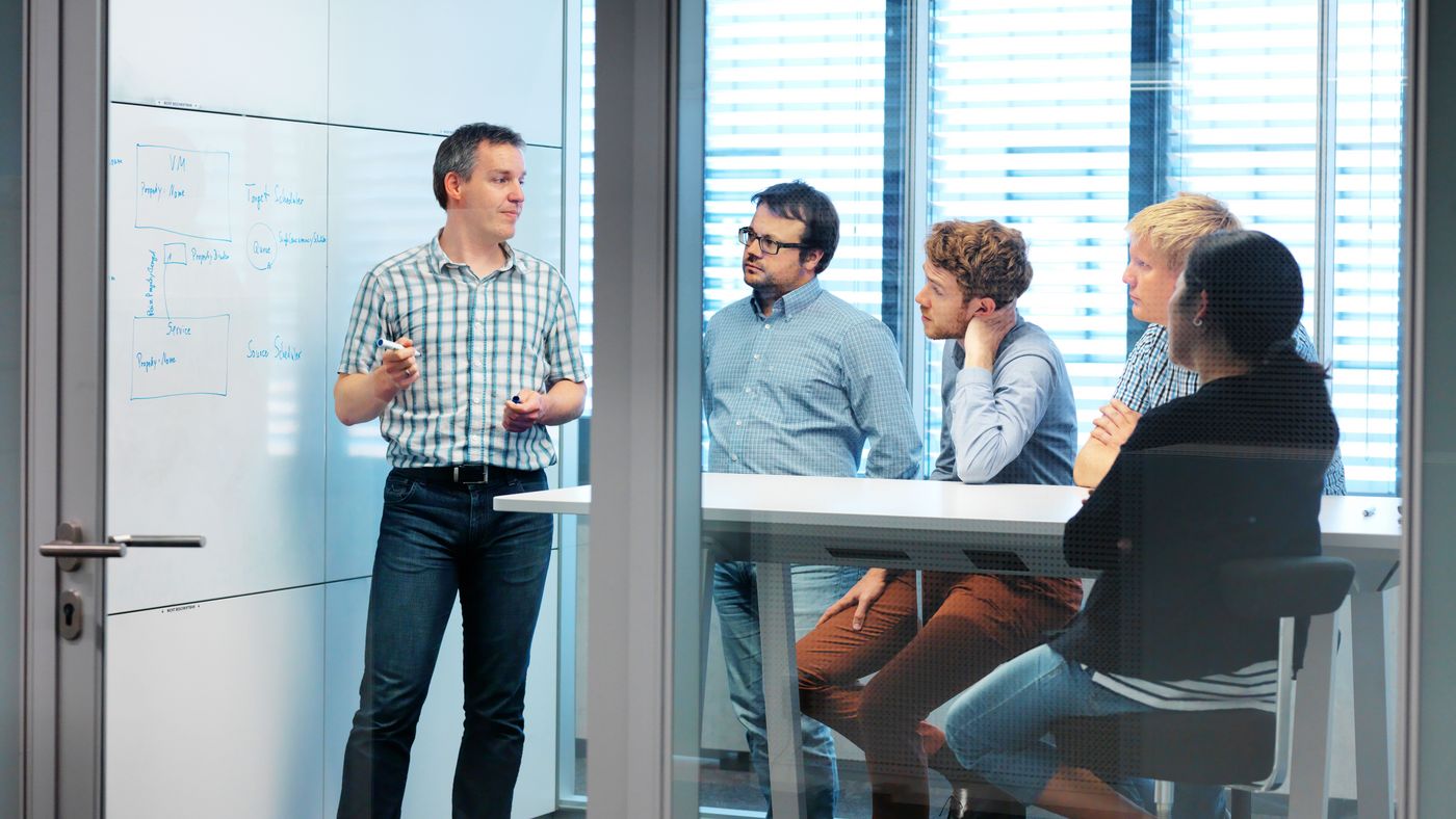 来自软件开发部的通快员工们正在进行 SCRUM 会议