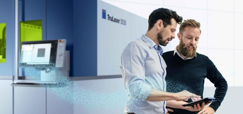 Condition Monitoring，两名工作人员正在机床前查看平板电脑