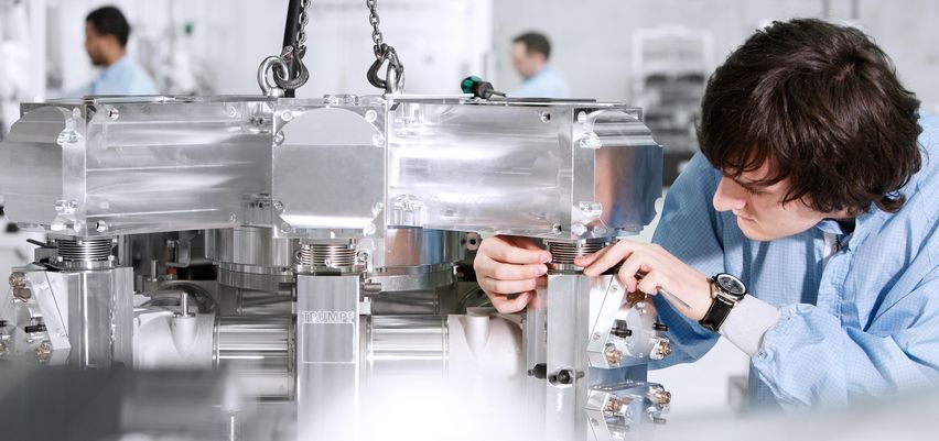 TruFlow 激光谐振腔在洁净室内组装