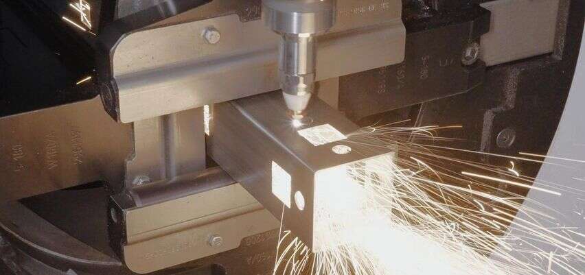 Quadratisches Metallrohr wird mit dem Laser geschnitten