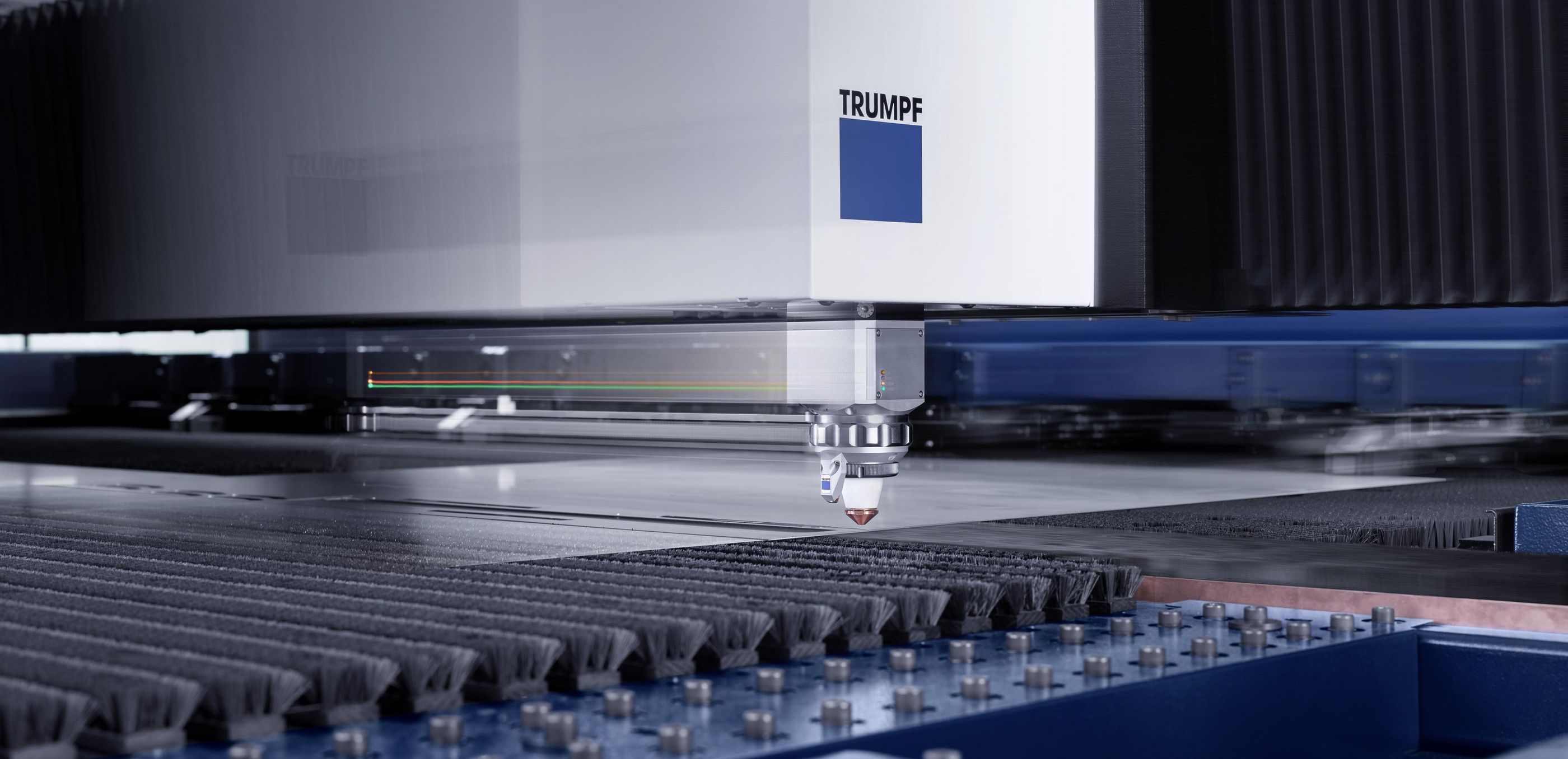 TruLaser Center 7030，切割头在运行中