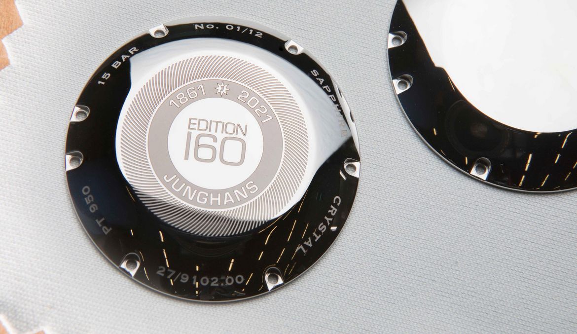 Junghans 为其腕表背面实施激光打标