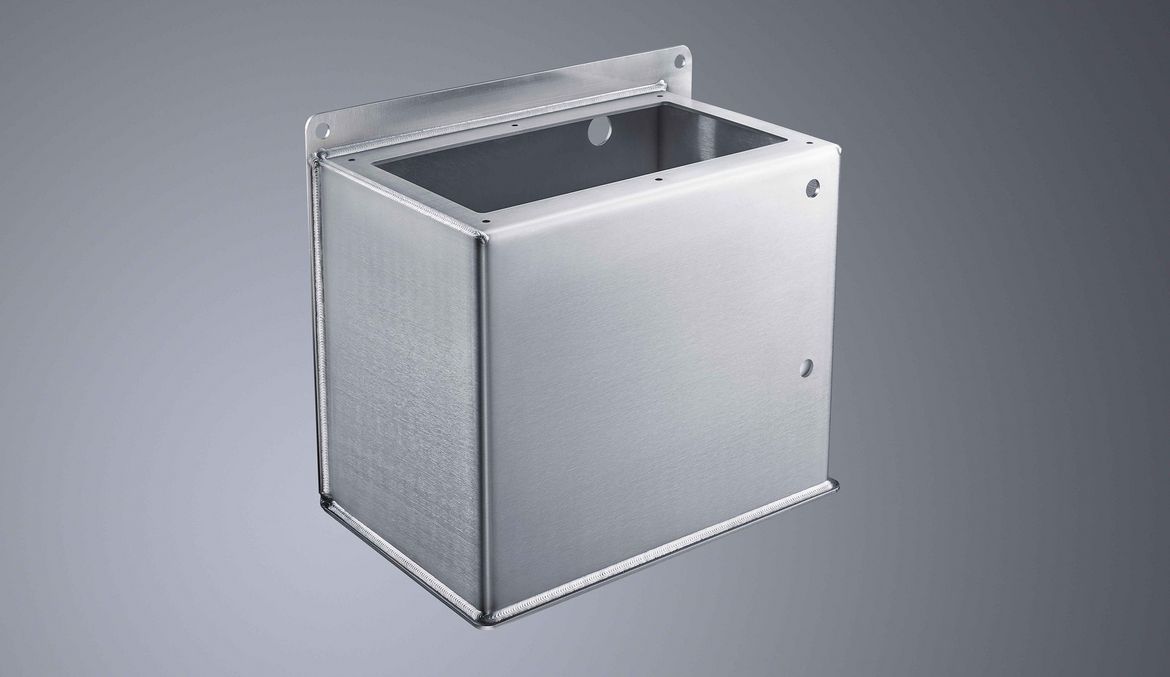 TruArc Weld 1000，配电箱由 3 mm 铬镍钢制成