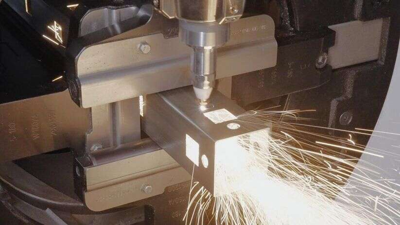 Quadratisches Metallrohr wird mit dem Laser geschnitten