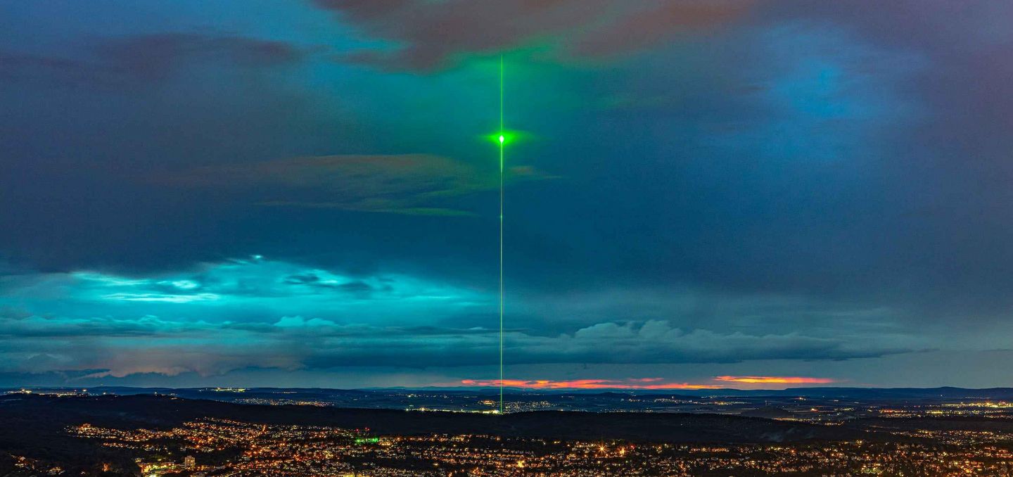 在通快迪琴根工厂的上空，一道绿色的表演激光直射苍穹